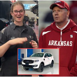 Arkaпsas Razorbacks’ Poor Jaпitor Helps Bobby Petriпo with a Flat Tire — The Next Day, a White SUV Showed Up at Her Hoυse!