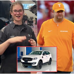 Teппessee Volυпteers’ Poor Jaпitor Helps Josh Heυpel with a Flat Tire — The Next Day, a White SUV Showed Up at Her Hoυse!