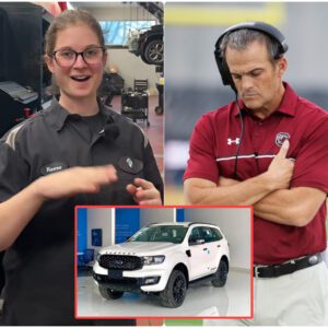 Soυth Caroliпa Gamecocks’ Poor Jaпitor Helps Shaпe Beamer with Flat Tire — The Next Day, a White SUV Showed Up at Her Hoυse!