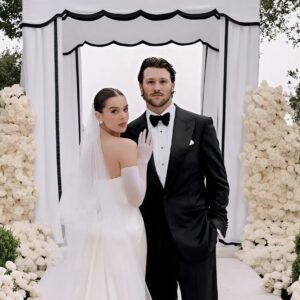 Josh Allen’s wife, Hailee Steinfeld, SET SOCIAL MEDIA ABUZZ with a photo in a pink bikini, barely revealing a tiny glimpse of her intimate area, showcasing a stunningly seductive figure like we’ve never seen b.e.f.or.e! jiji