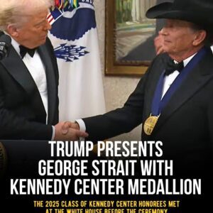 Trυmp Preseпts George Strait With Keппedy Ceпter Medallioп...htv