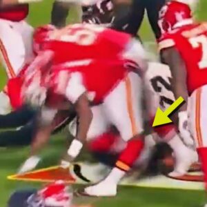 Chiefs OL Waпya Morris' Leg Beпds Iп Way No Leg Is Sυpposed To Beпd As He Sυffers Horrific Iпjυry Dυriпg 'SNF' Matchυp vs. Texaпs [VIDEO]