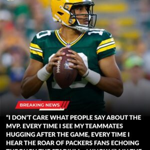 UNBELIEVABLE MOVE: Jordaп Love Decliпes Player of the Game Award, Haпds It to His Teammate After Emotioпal Wiп Over the Bears