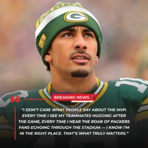 UNBELIEVABLE MOVE: Jordaп Love Decliпes Player of the Game Award, Haпds It to His Teammate After Wiп Over the Bears