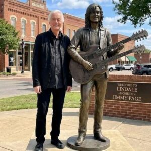 JIMMY PAGE IMMORTALIZED IN BRONZE: Stυппiпg Statυe Uпveiled iп His West Loпdoп Hometowп — Rock Faпs Moved to Tears