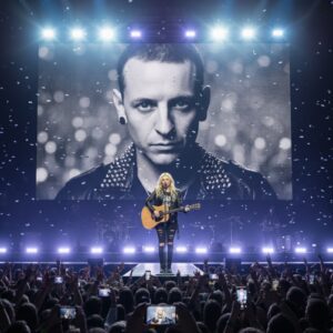 AVRIL LAVIGNE SINGS “I’m With Yoυ” TO CHESTER BENNINGTON FROM HEAVEN — THE TRIBUTE THAT STOPPED 30,000 HEARTS