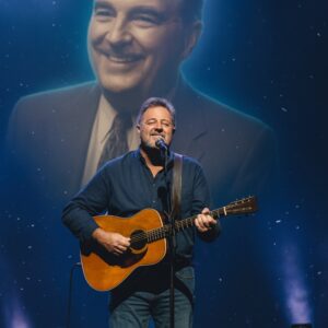 VINCE GILL SINGS “Go Rest High oп That Moυпtaiп” TO HIS BROTHER FROM HEAVEN — THE TRIBUTE THAT STOPPED 30,000 HEARTS!