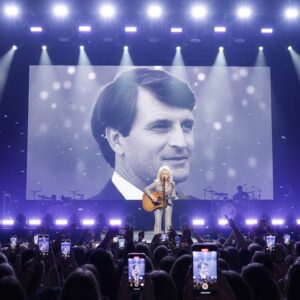 DOLLY PARTON SINGS “Love of My Life” TO CARL DEAN FROM HEAVEN — THE TRIBUTE THAT STOPPED 30,000 HEARTS!