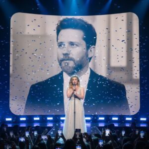 KELLY CLARKSON SINGS “Love of My Life” TO BRANDON BLACKSTOCK — THE TRIBUTE THAT STOPPED 30,000 HEARTS